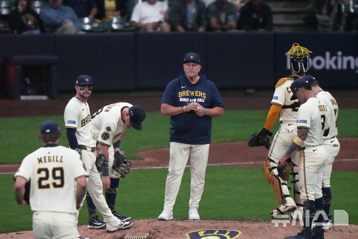 [밀워키=AP/뉴시스] 7일(한국 시간) 미국 위스콘신주 밀워키의 아메리칸 패밀리 필드에서 열린 2025 메이저리그 내셔널리그 디비전시리즈 2차전에서 시카고 컵스를 7-3으로 꺾은 밀워키 브루어스. 2025.10.07.