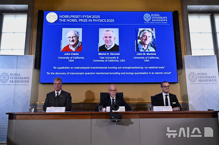 [스톡홀름=AP/뉴시스] 8일 스웨덴 스톡홀름 카롤린스카 연구소에서 열린 노벨상 회의에서 2025년 노벨화학상 수상자인 기타가와 스스무 일본 교토대 교수, 리처드 롭슨 호주 멜버른대 교수, 오마르 야기 미국 UC버클리 교수가 발표되고 있다. 2025.10.08.