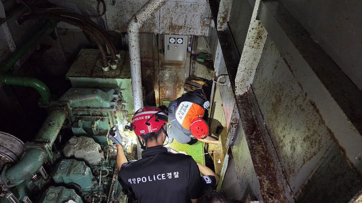 [여수=뉴시스] 7일 오전 8시11분께 전남 여수시 묘도대교 인근 해상에서 200t 펌프준설선이 침수되고 있다는 신고가 접수돼 해경이 배수 작업을 하고 있다. (사진 = 여수해양경찰서 제공) 2025.10.07. photo@newsis.com *재판매 및 DB 금지