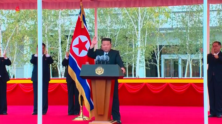 [서울=뉴시스] 김정은 북한 국무위원장이 지난 6일 평양종합병원 개원식에 참석해 연설하고 병원을 둘러봤다고 북한 조선중앙TV가 7일 보도했다. (사진=조선중앙TV 캡처) 2025.10.07. photo@newsis.com  *재판매 및 DB 금지