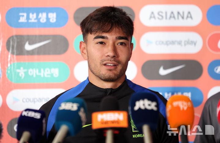 [고양=뉴시스] 김선웅 기자 = 브라질과의 평가전을 앞둔 대한민국 축구대표팀 옌스 카스트로프가 7일 경기 고양시 고양종합운동장 보조경기장에서 훈련을 앞두고 취재진과 인터뷰를 하고 있다. 2025.10.07. mangusta@newsis.com