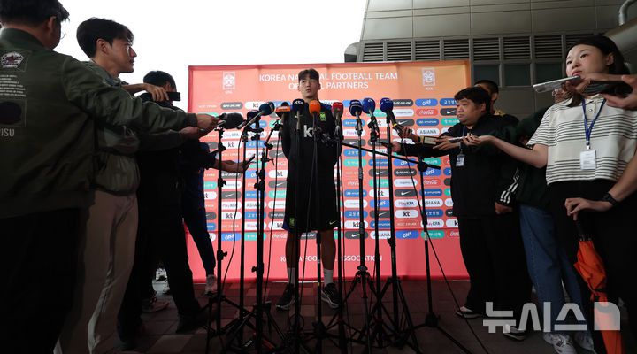 [고양=뉴시스] 김선웅 기자 = 브라질과의 평가전을 앞둔 대한민국 축구대표팀 김지수가 7일 경기 고양시 고양종합운동장 보조경기장에서 훈련을 앞두고 취재진과 인터뷰를 하고 있다. 2025.10.07. mangusta@newsis.com