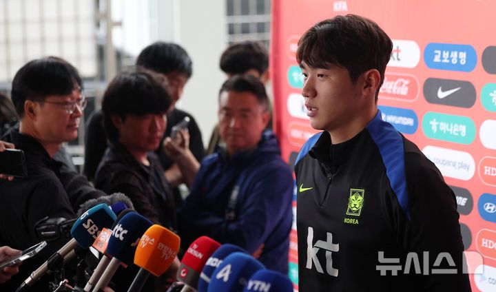 [고양=뉴시스] 김선웅 기자 = 브라질과의 평가전을 앞둔 대한민국 축구대표팀 김지수가 7일 경기 고양시 고양종합운동장 보조경기장에서 훈련을 앞두고 취재진과 인터뷰를 하고 있다. 2025.10.07. mangusta@newsis.com