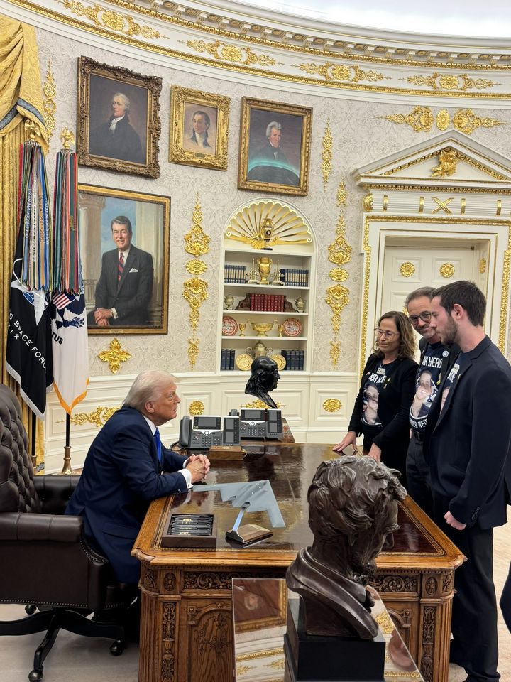 [서울=뉴시스] 도널드 트럼프 미국 대통령이 7일(현지 시간) 가자지구 전쟁 발발 2주년을 맞아 백악관에서 미국-이스라엘 이중 국적 인질 가족들을 만나고 있다. (사진=캐럴라인 레빗 백악관 대변인 X 갈무리) 2025.10.08. *재판매 및 DB 금지