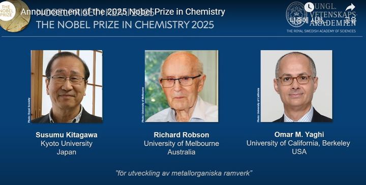 [서울=뉴시스]2025년 노벨 화학상이 금속·유기 골격체(MOF·Metal-Organic Frameworks) 개발에 선구적 역할을 한 세계적 화학자 3인에게 공동 수여됐다. 사진은 왼쪽부터 올해 수상자 일본 교토대의 기타가와 스스무(74) 교수, 호주 멜버른대의 리처드 롭슨(88) 교수, 미국 UC버클리의 오마르 M.야기(60) 교수. (사진=노벨상위원회) 2025.10.08