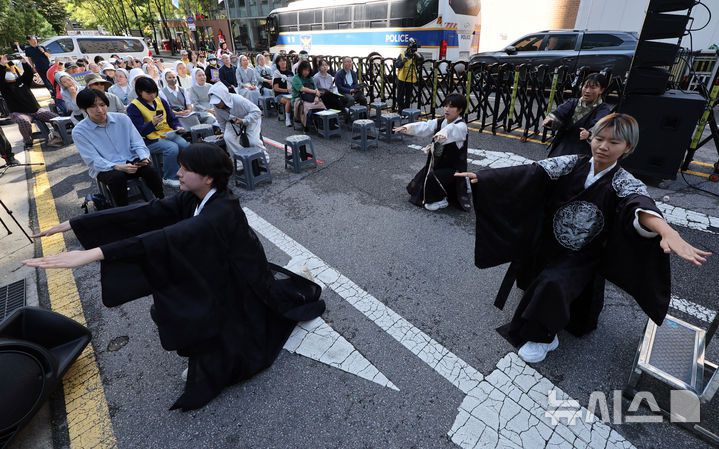 [서울=뉴시스] 배훈식 기자 = 제1721차 일본군 성노예제 문제 해결을 위한 정기 수요시위가 열린 8일 오후 서울 종로구 주한 일본대사관 인근에서 시위 참가자들이 일본 정부의 공식 사과와 배상을 촉구하며 공연을 하고 있다. 2025.10.08. dahora83@newsis.com