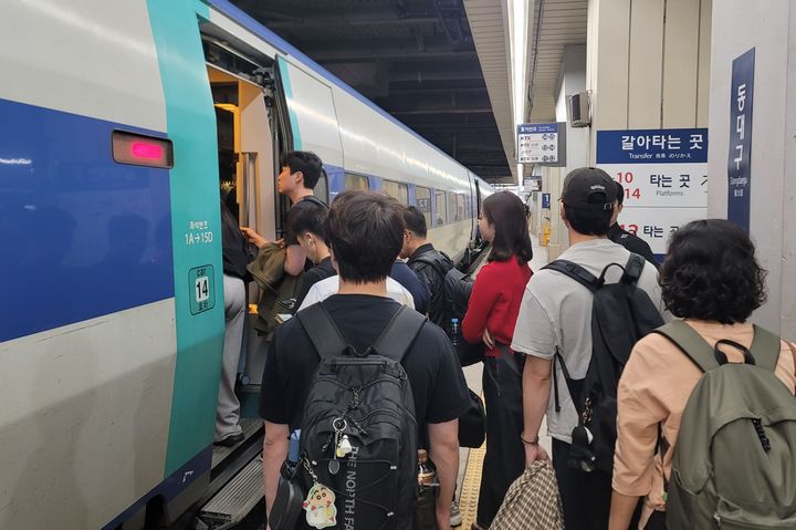 [대구=뉴시스] 이상제 기자 = 추석 연휴 마지막 날인 9일 대구 동구 신암동 동대구역에서 귀경열차가 들어서고 있다. 2025.10.09. king@newsis.com  *재판매 및 DB 금지