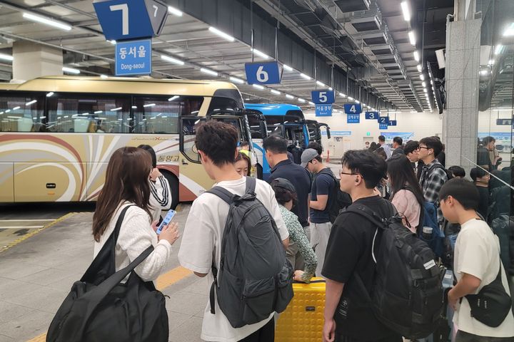 [대구=뉴시스] 이상제 기자 = 추석 연휴 마지막 날인 9일 대구 동대구역 복합환승센터(고속버스터미널)에서 귀경객들이 버스를 기다리고 있다. 2025.10.09. king@newsis.com  *재판매 및 DB 금지