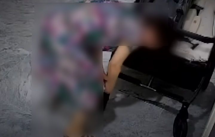 [뉴시스]한밤중 아파트 복도에서 한 여성이 흉기로 유모차 바퀴를 망가뜨리는 모습이 폐쇄회로(CC)TV에 포착됐다.(사진=유튜브/JTBC News 캡쳐).2025.10.10 *재판매 및 DB 금지