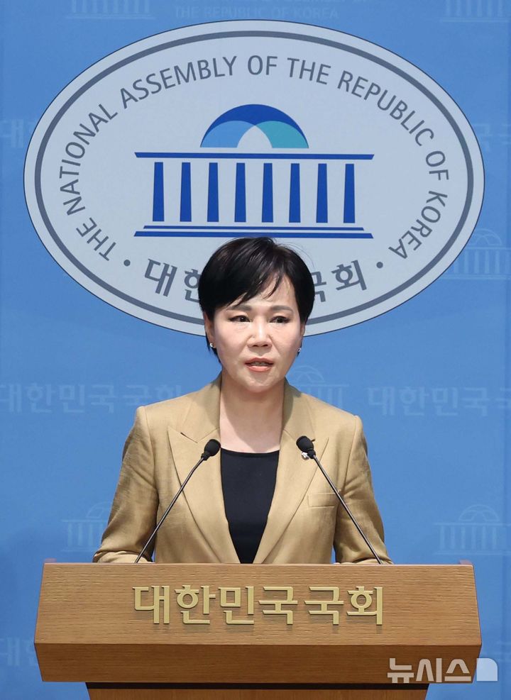 [서울=뉴시스] 조성봉 기자 = 전현희 더불어민주당 3대특검 종합대응특위 위원장이 10일 오전 서울 여의도 국회 소통관에서 열린 '오세훈 서울시장의 명태균 게이트 연루 혐의 등 불법혐의'  수사 촉구 기자회견에서 발언을 하고 있다. 2025.10.10. suncho21@newsis.com