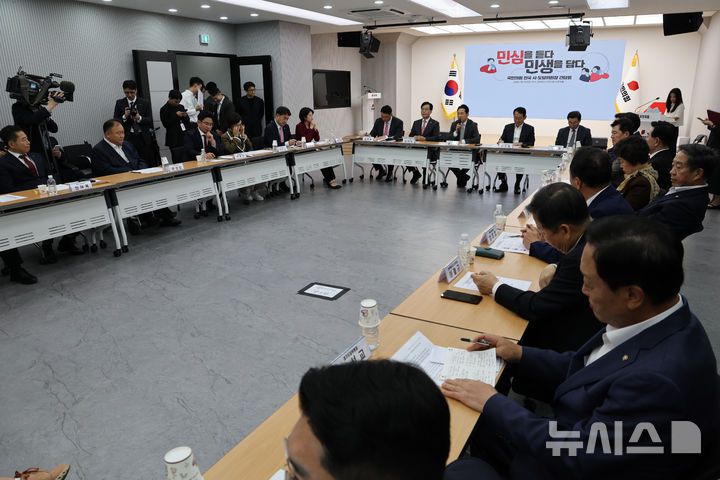 [서울=뉴시스] 김명년 기자 = 장동혁 국민의힘 대표가 10일 오후 서울 여의도 중앙당사에서 열린 '시·도당위원장 간담회'에서 발언하고 있다. 2025.10.10. kmn@newsis.com