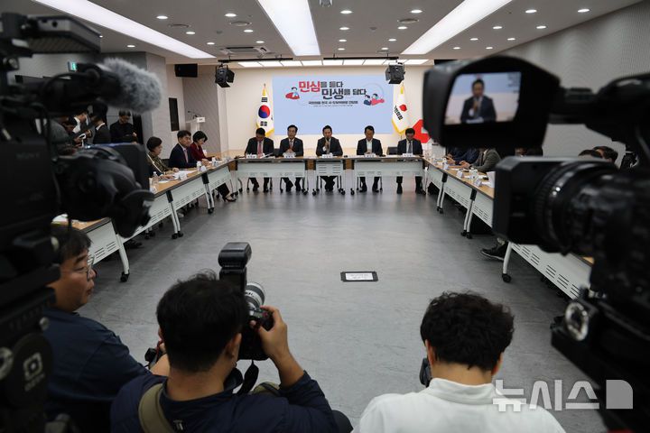 [서울=뉴시스] 김명년 기자 = 장동혁 국민의힘 대표가 10일 오후 서울 여의도 중앙당사에서 열린 '시·도당위원장 간담회'에서 발언하고 있다. 2025.10.10. kmn@newsis.com