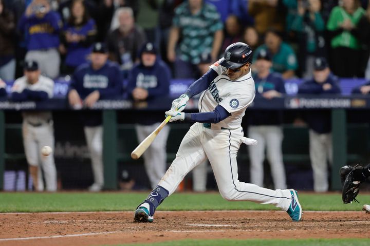 [시애틀=AP/뉴시스] 시애틀 매리너스의 호르헤 폴랑코가 11일(한국 시간) 미국 워싱턴주 시애틀의 T모바일 파크에서 벌어진 2025 메이저리그(MLB) 포스트시즌 아메리칸리그 디비전시리즈(ALDS) 최종 5차전에서 연장 15회 끝내기 안타를 때려내고 있다. 2025.10.11