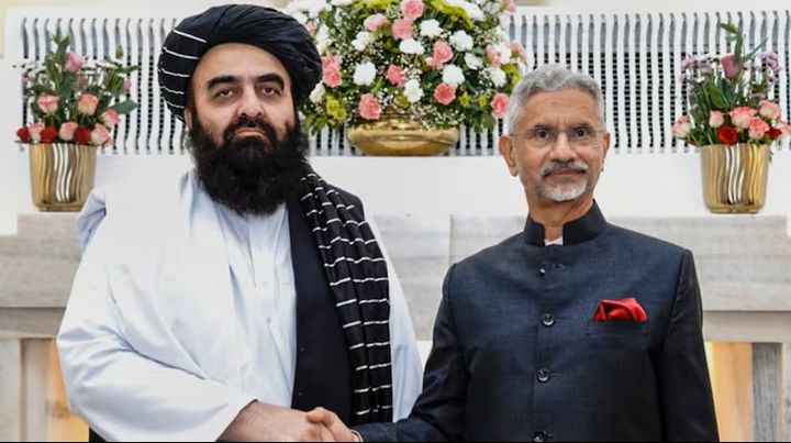 [서울=뉴시스] 인도 정부가 이슬람 무장 조직인 탈레반이 아프가니스탄을 재집권한 이후 폐쇄했던 주아프가니스탄 자국 대사관을 4년 만에 다시 개설한다. 사진은 수브라마냠 자이샨카르 인도 외교부 장관(오른쪽)과 아미르 칸 무타키 아프간 외무장관이 10일(현지 시간) 인도 뉴델리에서 열린 회담에 앞서 악수하는 모습. (사진출처: 인디언익스프레스) 2025.10.11. *재판매 및 DB 금지