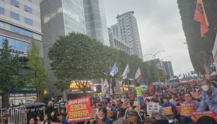 [서울=뉴시스] 조수원 기자 = 시민단체 촛불행동이 11일 오후 서울 서초구 서초역 인근에서 '조희대 대법원장 규탄' 집회를 진행하고 있다.2025.10.11. tide1@newsis.com *재판매 및 DB 금지