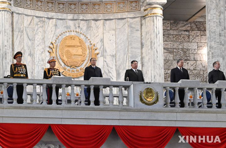 [평양=신화/뉴시스] 김정은(오른쪽 세 번째) 북한 국무위원장이 드미트리 메드베데프(오른쪽부터) 러시아 국가안보위원회 부의장, 또 럼 베트남 공산당 서기장, 리창 중국 국무원 총리와 함께 10일 평양 김일성 광장에서 열린 조선노동당 창건 80주년 기념 열병식을 관람하고 있다.  2025.10.11.