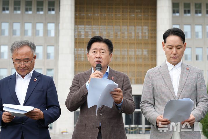 [제주=뉴시스] 오영훈(가운데) 제주지사와 김한규(오른쪽) 더불어민주당 제주도당 위원장, 김창범 제주4·3희생자유족회 회장 등이 12일 오후 서울 국회의사당 앞에서 제주4·3 역사 왜곡 발언 규탄 기자회견을 열어 발언하고 있다. (사진=제주도 제공) 2025.10.12. photo@newsis.com *재판매 및 DB 금지
