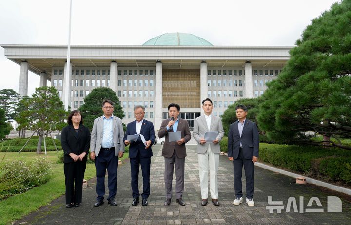 [제주=뉴시스] 오영훈(오른쪽 세번째) 제주지사가 12일 오후 서울 국회의사당 앞에서 제주4·3 역사 왜곡 발언 규탄 기자회견을 열어 발언하고 있다. (사진=제주도 제공) 2025.10.12. photo@newsis.com  *재판매 및 DB 금지