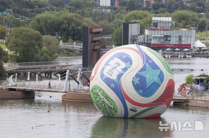 [서울=뉴시스] 김근수 기자 = 12일 서울 서초구 한강시민공원 세빛둥둥섬에 2026년 국제축구연맹(FIFA) 북중미 월드컵의 공인구 '트리온다'(TRIONDA)가 설치돼 있다. 아디다스는 트리온다의 국내 공개를 기념해 서울 세빛둥둥섬에서 'SOAP BALL' 이벤트를 개최한다고 밝혔다.2026년 국제축구연맹(FIFA) 북중미 월드컵의 공인구 '트리온다'(TRIONDA)는 세 개'(Tri)'의 '파도'(Onda)라는 뜻의 트리온다는 월드컵 공동 개최국인 캐나다·멕시코·미국을 기념하는 디자인으로 제작됐다. 빨강, 파랑, 초록의 국가 색상이 중앙 삼각형으로 이어져 세 나라가 하나되는 최초의 월드컵을 의미하며, 미국의 별, 캐나다의 단풍잎, 멕시코의 독수리 등 개최국의 대표 아이콘을 굵직한 그래픽과 엠보싱 기법으로 반영했다. 2025.10.12. ks@newsis.com