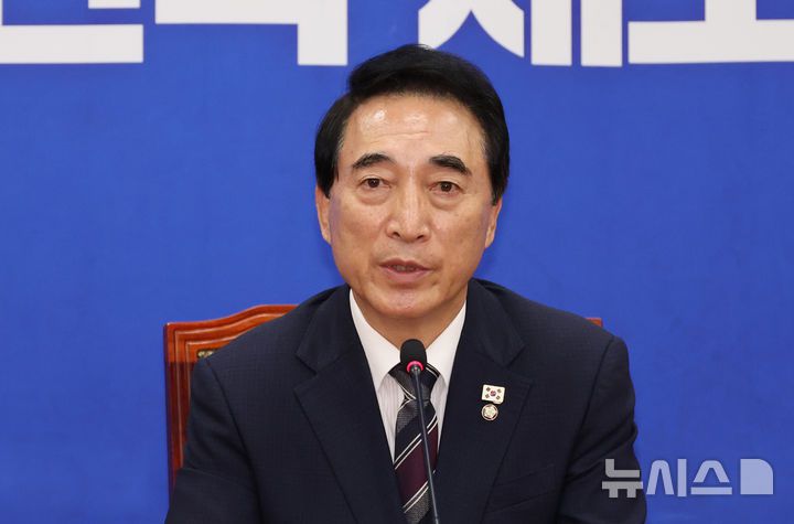 [서울=뉴시스] 김금보 기자 = 박수현 더불어민주당 수석대변인이 12일 오전 서울 여의도 국회에서 현안관련 기자간담회를 하고 있다. 2025.10.12. kgb@newsis.com