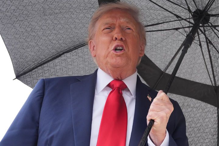 [앤드루스 합동기지=AP/뉴시스] 도널드 트럼프 미국 대통령이 12일(현지 시간) 미 메릴랜드주 앤드루스 합동 기지에서 에어포스원에 탑승하기 전 기자들과 질의응답을 하고 있다. 2025.10.13.