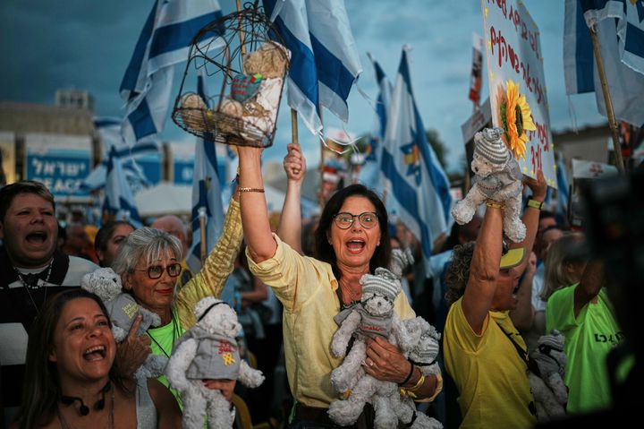 [텔아비브=AP/뉴시스] 13일(현지 시간) 이스라엘 텔아비브의 ‘인질 광장'에서 시민들이 가자지구에 억류된 이스라엘 인질들의 석방을 기다리고 있다. 이스라엘과 하마스의 '가자 평화 구상' 1단계 합의에 따라 이스라엘 인질 20명 전원(시신 28구 포함)과 팔레스타인 수감자 2000명의 교환이 이날 이루어진다. 2025.10.13.