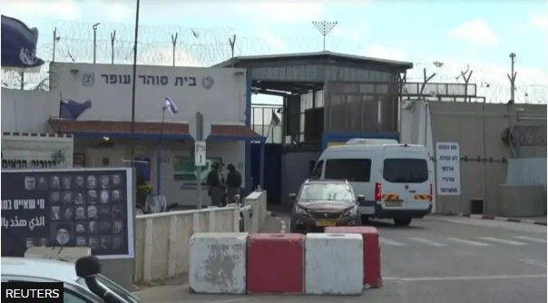 [서울=뉴시스]하마스가 이스라엘 인질들을 석방하는 대가로 이스라엘이 풀어주기로 한 팔레스타인 수감자들을 태운 것으로 보이는 버스가 이스라엘 오퍼 교도소를 출발하는 것이 목격됐다고 BBC가 13일 보도했다. <사진 출처 : BBC> 2025.10.13.