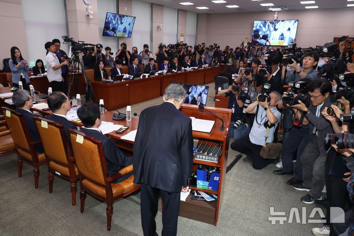 [서울=뉴시스] 고승민 기자 = 조희대 대법원장이 13일 서울 여의도 국회에서 열린 법제사법위원회의 대법원 등 국정감사에서 인사를 하고 있다. 2025.10.13. kkssmm99@newsis.com