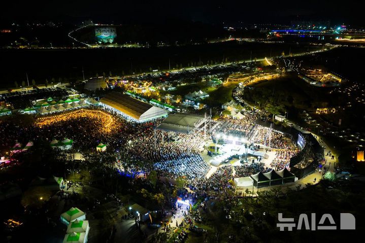 [나주=뉴시스] 드론으로 내려다본 나주영산강축제 개막식 공연 야경. (사진=나주시 제공) 2025.10.13. photo@newsis.com