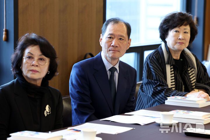 [서울=뉴시스] 박진희 기자 = 한국시인협회 이채민(왼쪽부터) 사무차장, 김수복 회장, 최금녀 부회장이 13일 서울 중구 프레스센터에서 '서울, 세계 시 엑스포 2025' 기자간담회를 하고 있다. 2025.10.13. pak7130@newsis.com