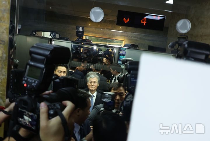 [서울=뉴시스] 고승민 기자 = 조희대 대법원장이 13일 서울 여의도 국회에서 열린 법제사법위원회의 대법원 등 국정감사에서 정회 후 이석, 엘리베이터에 탑승하고 있다. 2025.10.13. kkssmm99@newsis.com