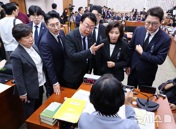 [서울=뉴시스] 김금보 기자 = 나경원 국민의힘 의원을 비롯한 법제사법위원회 의원들이 13일 서울 여의도 국회에서 열린 법제사법위원회 국정감사에서 추미애 위원장의 국정감사 운영에 항의하고 있다. 2025.10.13. kgb@newsis.com
