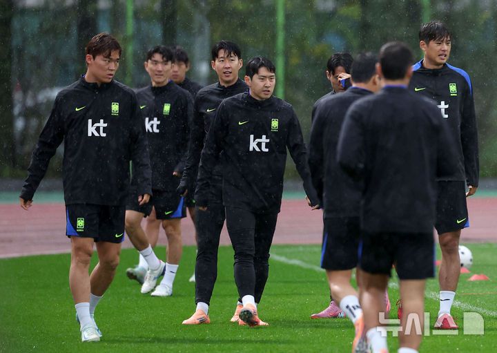 [고양=뉴시스] 김선웅 기자 = 파라과이와 평가전을 앞둔 대한민국 축구대표팀 손흥민, 이강인 등 선수들이 13일 경기 고양시 고양종합운동장 보조구장에서 훈련을 하고 있다. 2025.10.13. mangusta@newsis.com