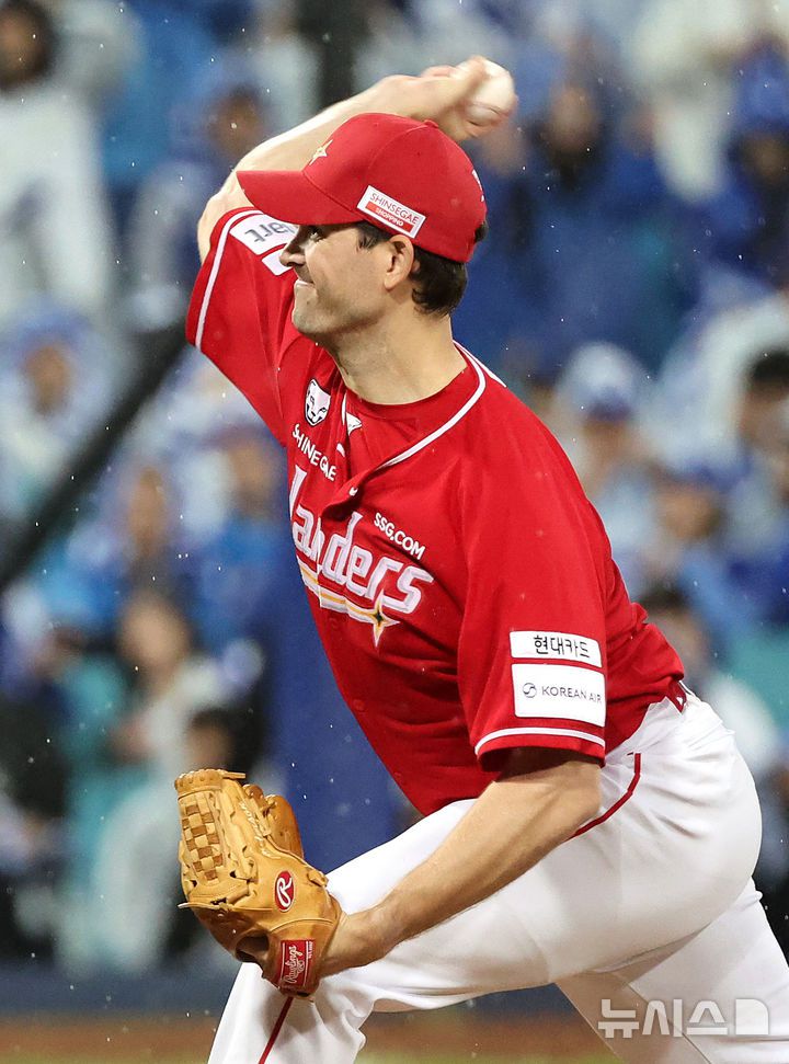 [대구=뉴시스] 이무열 기자 = 13일 대구 수성구 삼성라이온즈파크에서 열린 2025 신한 SOL 뱅크 KBO 포스트시즌 준플레이오프 3차전 SSG 랜더스와 삼성 라이온즈의 경기, 1회말 SSG 선발투수 앤더슨이 공을 던지고 있다. 2025.10.13. lmy@newsis.com