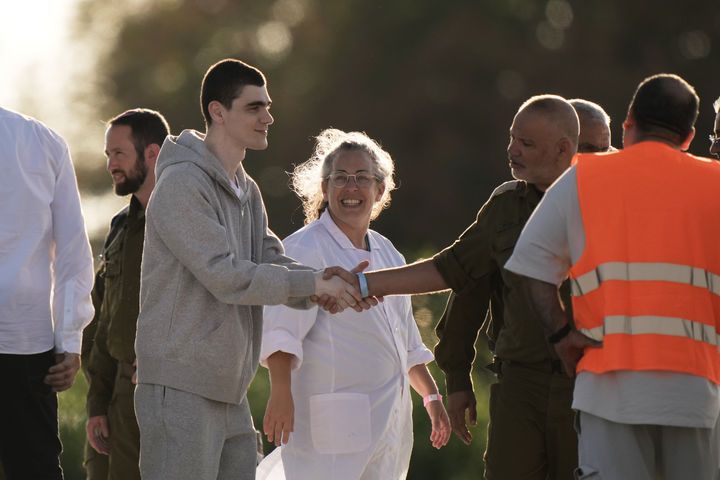 [라마트간=AP/뉴시스] 13일(현지 시간) 가자지구에서 석방된 이스라엘 인질 막심 헤르킨(왼쪽)이 이스라엘 라마트간의 셰바 의료센터에 도착해 헬기에서 내리고 있다. 이스라엘과 하마스의 휴전 합의 1단계에 따라 가자지구에 억류됐던 이스라엘 최종 인질 20명이 납치 737일 만에 모두 석방돼 돌아왔다. 2025.10.14.