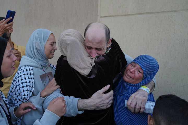 [칸유니스=AP/뉴시스] 이스라엘에서 풀려난 팔레스타인 수감자가 13일(현지 시간) 가자지구 남부 칸유니스에 도착해 가족과 재회하고 있다. 이스라엘과 하마스의 휴전 합의 1단계에 따라 이스라엘에 수감 중이던 팔레스타인 수감자 1968명이 모두 풀려났다. 2025.10.14.