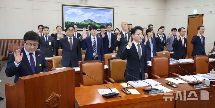 [서울=뉴시스] 김선웅 기자 = 김성환 기후에너지환경부 장관 등 피감기관 관계자들이 14일 서울 여의도 국회에서 열린 기후에너지환경노동위원회의 기후에너지환경부에 대한 국정감사에서 선서를 하고 있다. 2025.10.14. mangusta@newsis.com