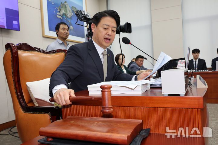 [서울=뉴시스] 배훈식 기자 = 김영호 국회 교육위원장이 지난달 14일 오전 서울 여의도 국회에서 열린 국정감사에 불출석한 증인 이배용 전 국가교육위원회 위원장, 김지용 학교법인 국민학원 이사장, 설민신 한경국립대 교수, 주명선 세종대 명예 이사장에 대한 동행명령장 발부 가결을 선포하고 있다. 2025.11.05. dahora83@newsis.com