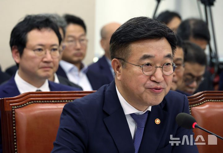 [서울=뉴시스] 고승민 기자 = 윤호중 행정안전부 장관이 14일 서울 여의도 국회에서 열린 행정안전위원회의 행정안전부 등 국정감사에서 국정자원 배터리 화재에 관한 의원 질의에 답하고 있다. 2025.10.14. kkssmm99@newsis.com