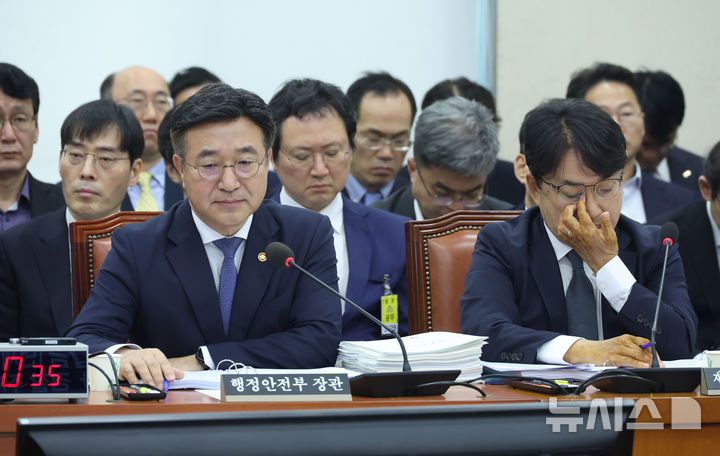 [서울=뉴시스] 고승민 기자 = 윤호중 행정안전부 장관과 이재용 국가정보자원관리원장 등 피감기관 증인들이 14일 서울 여의도 국회에서 열린 행정안전위원회의 행정안전부 등 국정감사에서 출석하고 있다. 2025.10.14. kkssmm99@newsis.com