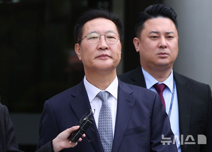 [서울=뉴시스] 김진아 기자 = 윤석열 전 대통령의 12·3 비상계엄 선포에 가담한 혐의를 받는 박성재 전 법무부 장관이 14일 서울 서초구 서울중앙지방법원에서 열린 구속 전 피의자 심문(영장실질심사)를 마친 뒤 법정을 나서고 있다. 2025.10.14. bluesoda@newsis.com