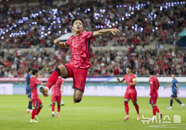 [서울=뉴시스] 김근수 기자 = 14일 오후 서울 마포구 서울월드컵경기장에서 열린 하나은행 초청 축구국가대표팀 친선경기 대한민국과 파라과이의 경기 시작 전반 대한민국 엄지성이 선취골을 뽑아내고 세리머니를 하고 있다, 2025.10.14. ks@newsis.com