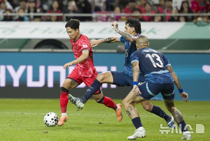 [서울=뉴시스] 김근수 기자 = 14일 오후 서울 마포구 서울월드컵경기장에서 열린 하나은행 초청 축구국가대표팀 친선경기 대한민국과 파라과이의 경기 전반 대한민국 엄지성이 돌파를 하고 있다. 2025.10.14. ks@newsis.com