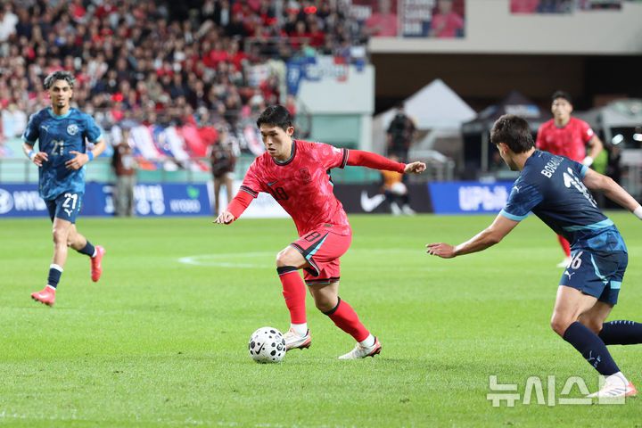 [서울=뉴시스] 이영환 기자 = 지난달 14일 오후 서울 마포구 서울월드컵경기장에서 열린 하나은행 초청 축구국가대표팀 친선경기 대한민국과 파라과이의 경기 전반전, 대한민국 이동경이 돌파를 하고 있다. 2025.10.14. 20hwan@newsis.com