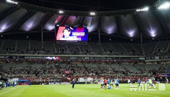 [서울=뉴시스] 김근수 기자 = 14일 오후 서울 마포구 서울월드컵경기장에서 열린 하나은행 초청 축구국가대표팀 친선경기 대한민국과 파라과이의 경기 시작 전 관중석 곳곳이 비어 있다. 2025.10.14. ks@newsis.com