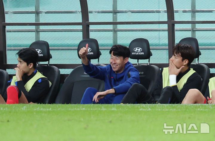 [서울=뉴시스] 이영환 기자 = 14일 오후 서울 마포구 서울월드컵경기장에서 열린 하나은행 초청 축구국가대표팀 친선경기 대한민국과 파라과이의 경기 후반전, 대한민국 손흥민이 황인범의 슈팅에 엄지를 들어보이고 있다. 2025.10.14. 20hwan@newsis.com
