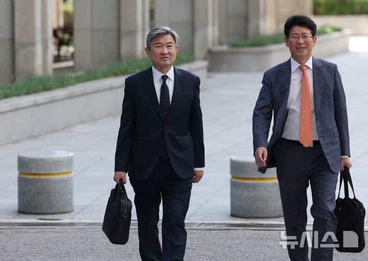 [서울=뉴시스] 김진아 기자 = 12·3 비상계엄 관련 국가정보원법 위반 등의 혐의를 받는 조태용 전 국정원장이 15일 오전 서울 서초구 서울고등검찰청에 마련된 내란 특검(특별검사 조은석)에 피의자 신분으로 출석하고 있다. 2025.10.15. bluesoda@newsis.com