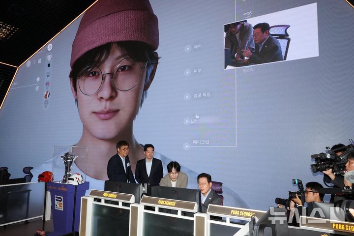 [서울=뉴시스] 고범준 기자 = 이재명 대통령이 15일 서울 성동구 펍지 성수에서 열린 K-게임 현장 간담회에서 '크래프톤' 신작 게임 '인조이' 체험을 하고 있다. 2025.10.15. bjko@newsis.com