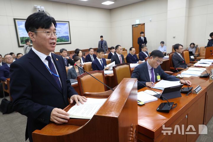 [서울=뉴시스] 조성봉 기자 = 김영훈 고용노동부 장관이 15일 오전 서울 여의도 국회 기후에너지환경노동위원회에서 열린 고용노동부에 대한 국정감사에서 업무 보고를 하고 있다. 2025.10.15. suncho21@newsis.com