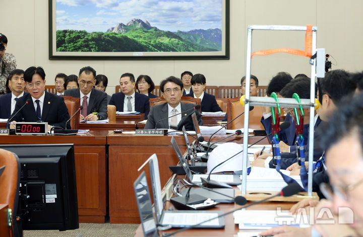 [서울=뉴시스] 고승민 기자 = 김영훈 고용노동부 장관이 15일 서울 여의도 국회에서 열린 기후에너지환경노동위원회의 고용노동부 등 국정감사에서 박홍배 더불어민주당 의원의 산업용 안전장비 관련 질의에 답하고 있다. 2025.10.15. kkssmm99@newsis.com